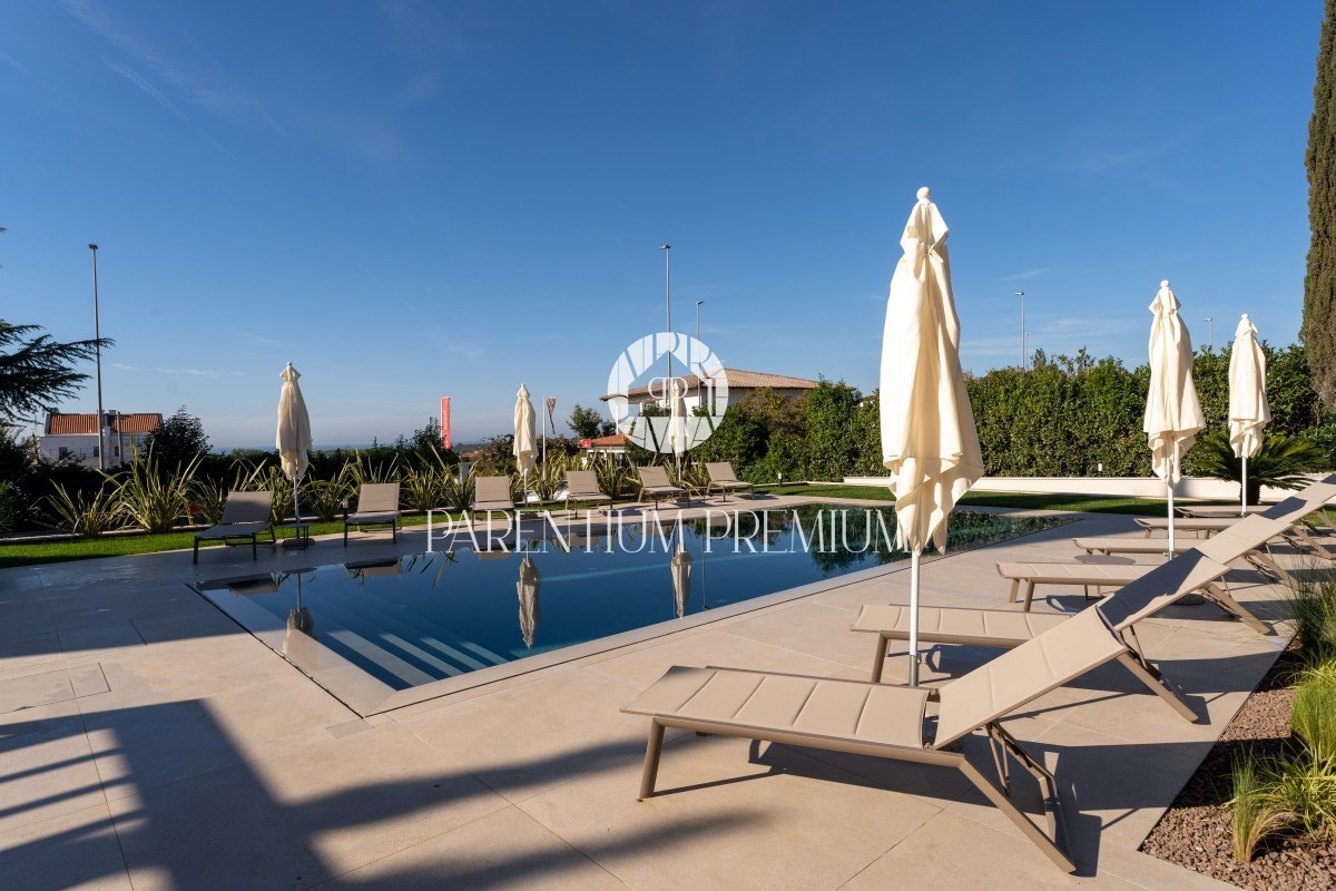 Lussuosa villa confortevole con piscina e vista mare vicino alla città