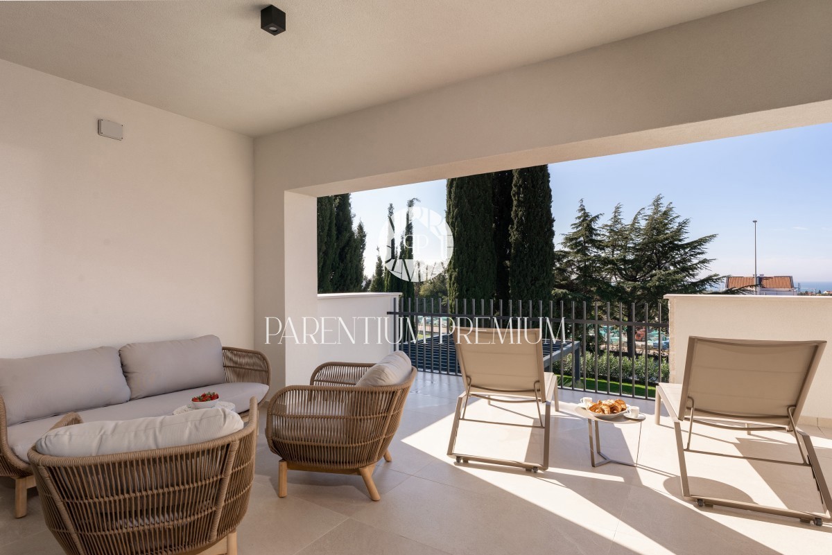 Lussuosa villa confortevole con piscina e vista mare vicino alla città