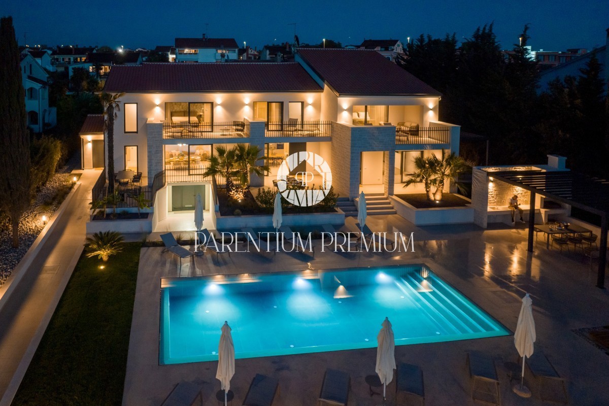 Lussuosa villa confortevole con piscina e vista mare vicino alla città