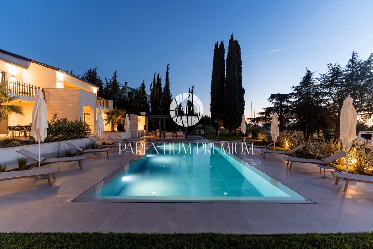 Lussuosa villa confortevole con piscina e vista mare vicino alla città