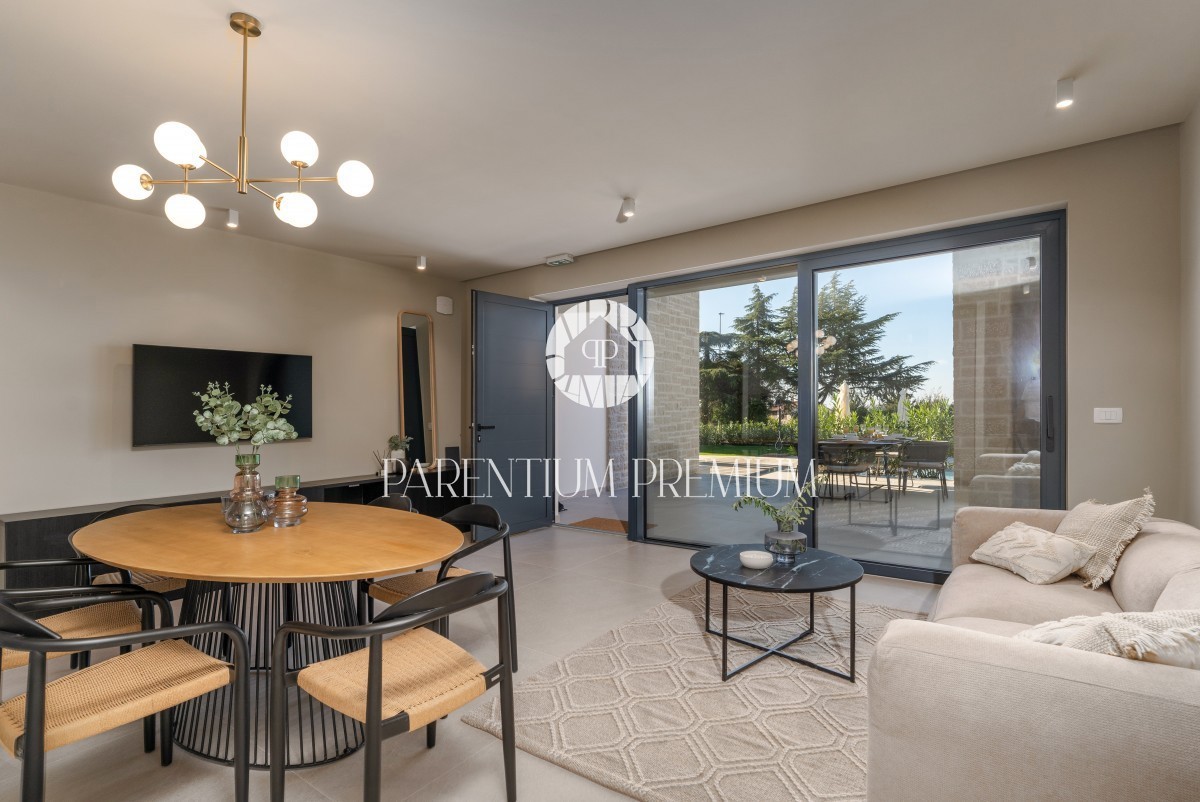 Lussuosa villa confortevole con piscina e vista mare vicino alla città