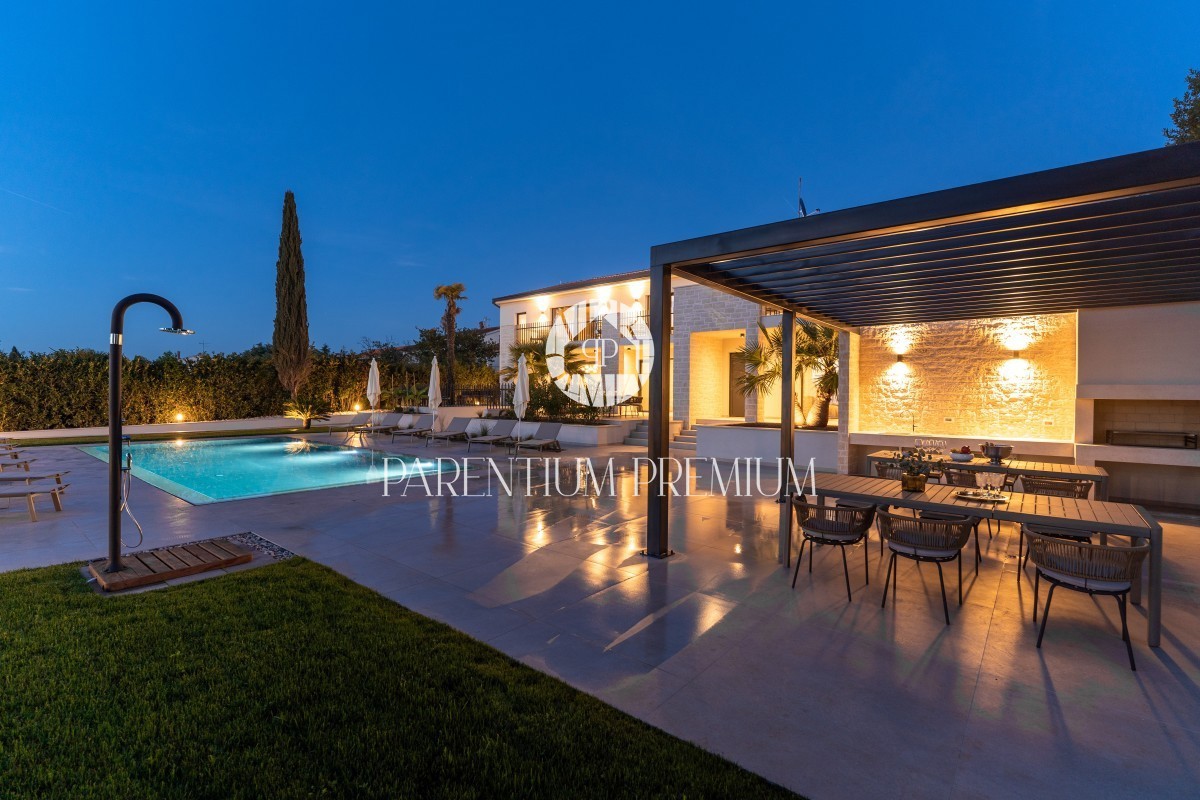 Lussuosa villa confortevole con piscina e vista mare vicino alla città