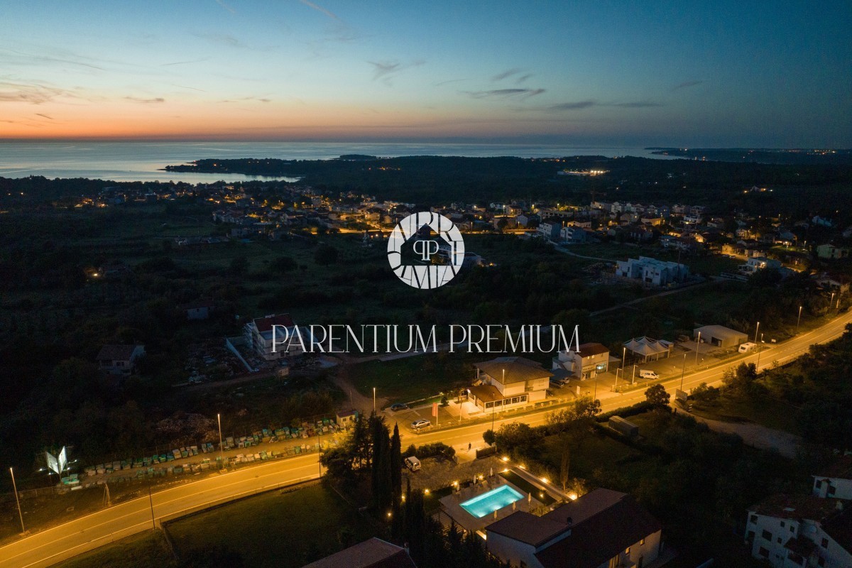 Lussuosa villa confortevole con piscina e vista mare vicino alla città