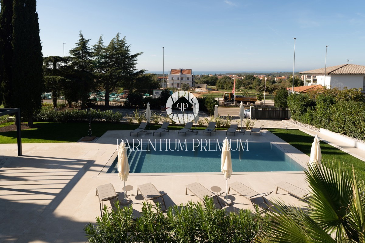 Lussuosa villa confortevole con piscina e vista mare vicino alla città