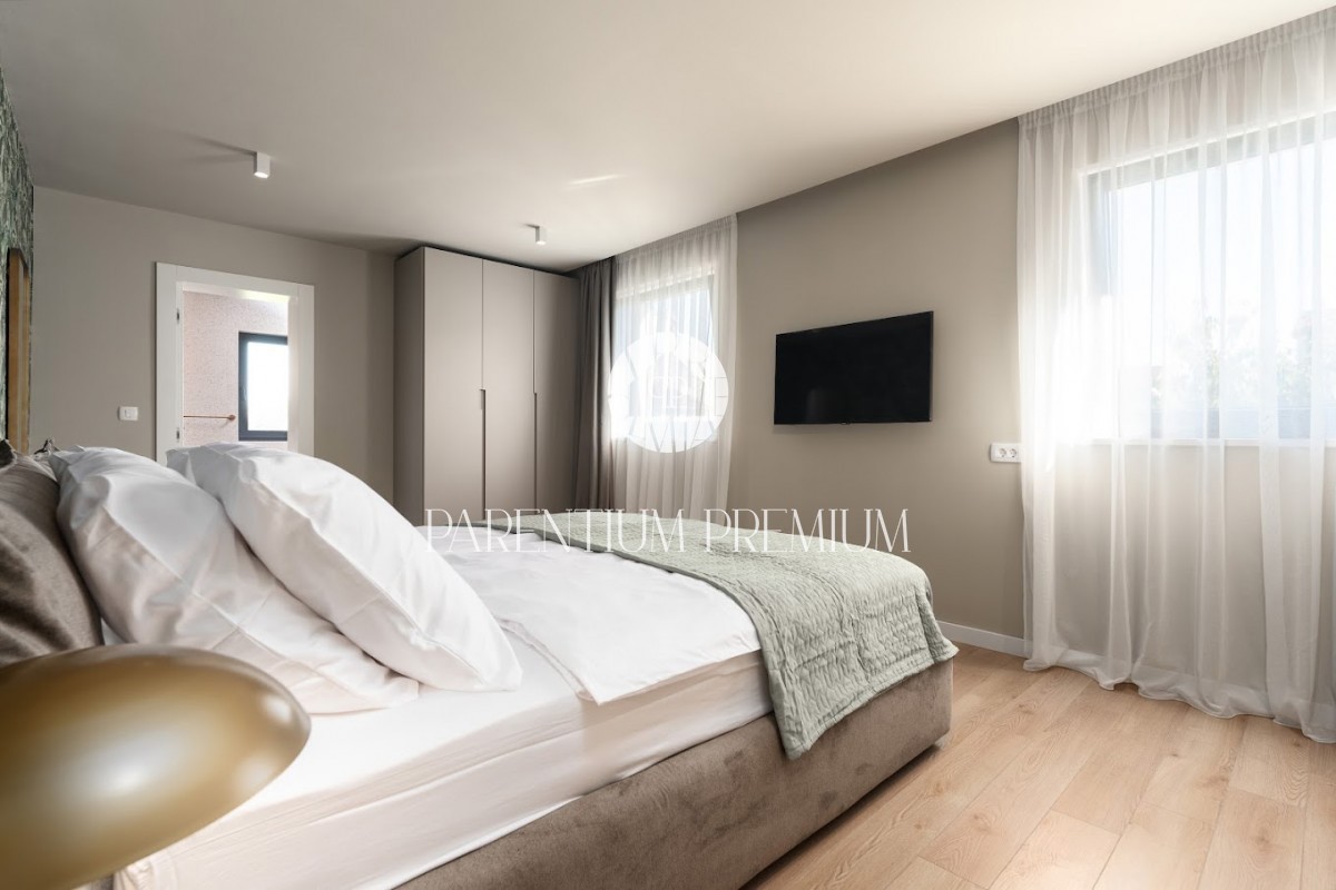 Lussuosa villa confortevole con piscina e vista mare vicino alla città