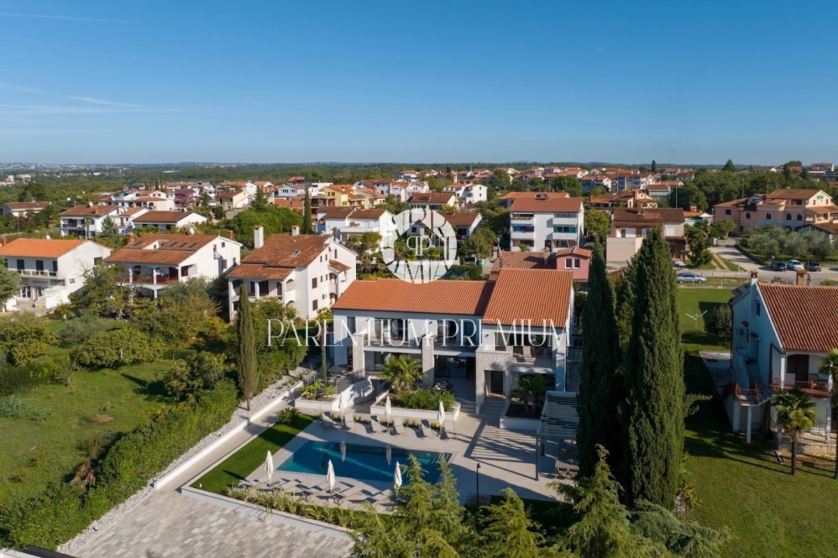 Lussuosa villa confortevole con piscina e vista mare vicino alla città