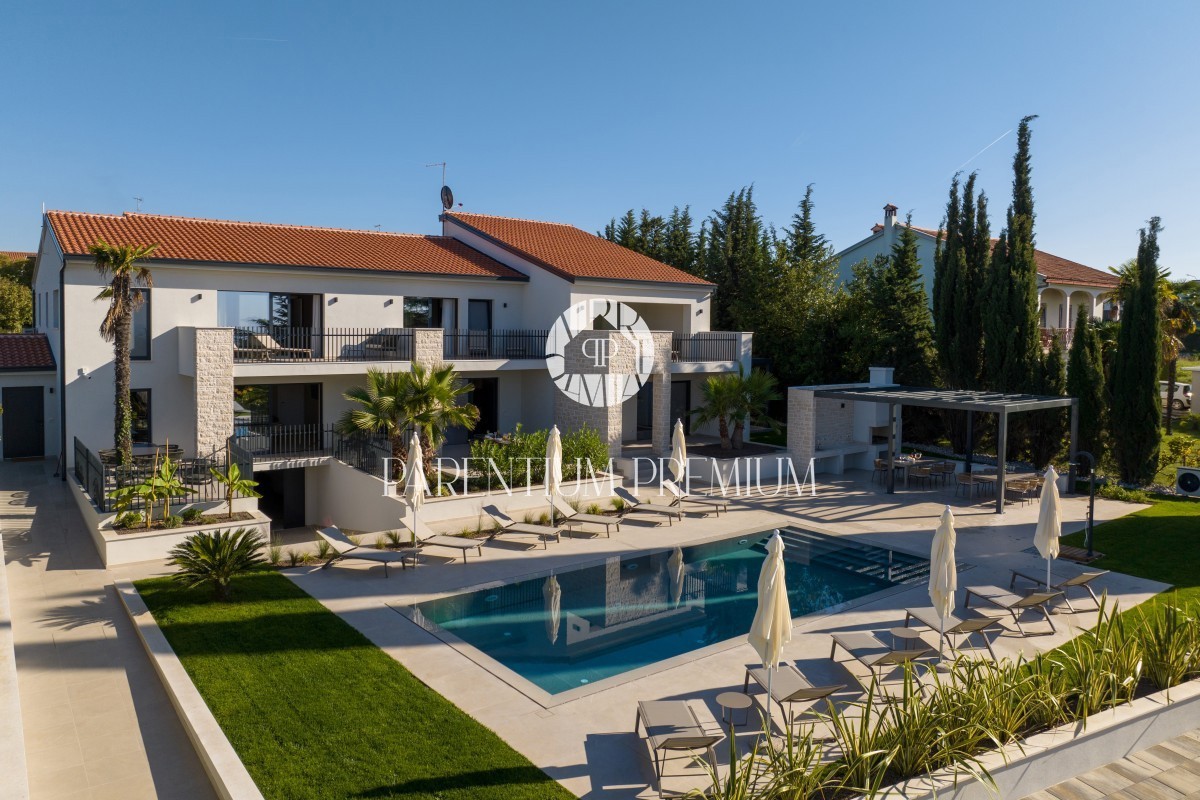 Lussuosa villa confortevole con piscina e vista mare vicino alla città