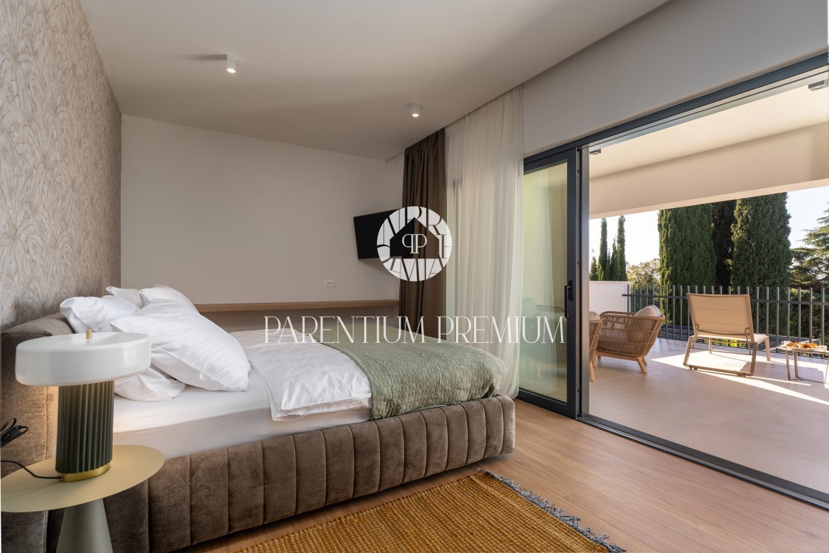 Lussuosa villa confortevole con piscina e vista mare vicino alla città