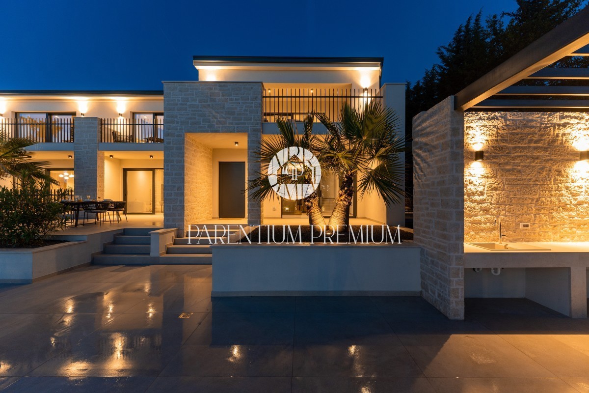 Lussuosa villa confortevole con piscina e vista mare vicino alla città