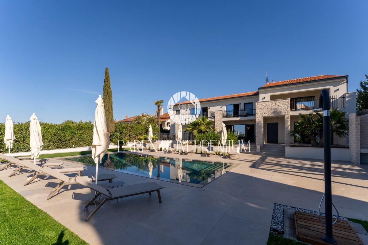 Lussuosa villa confortevole con piscina e vista mare vicino alla città