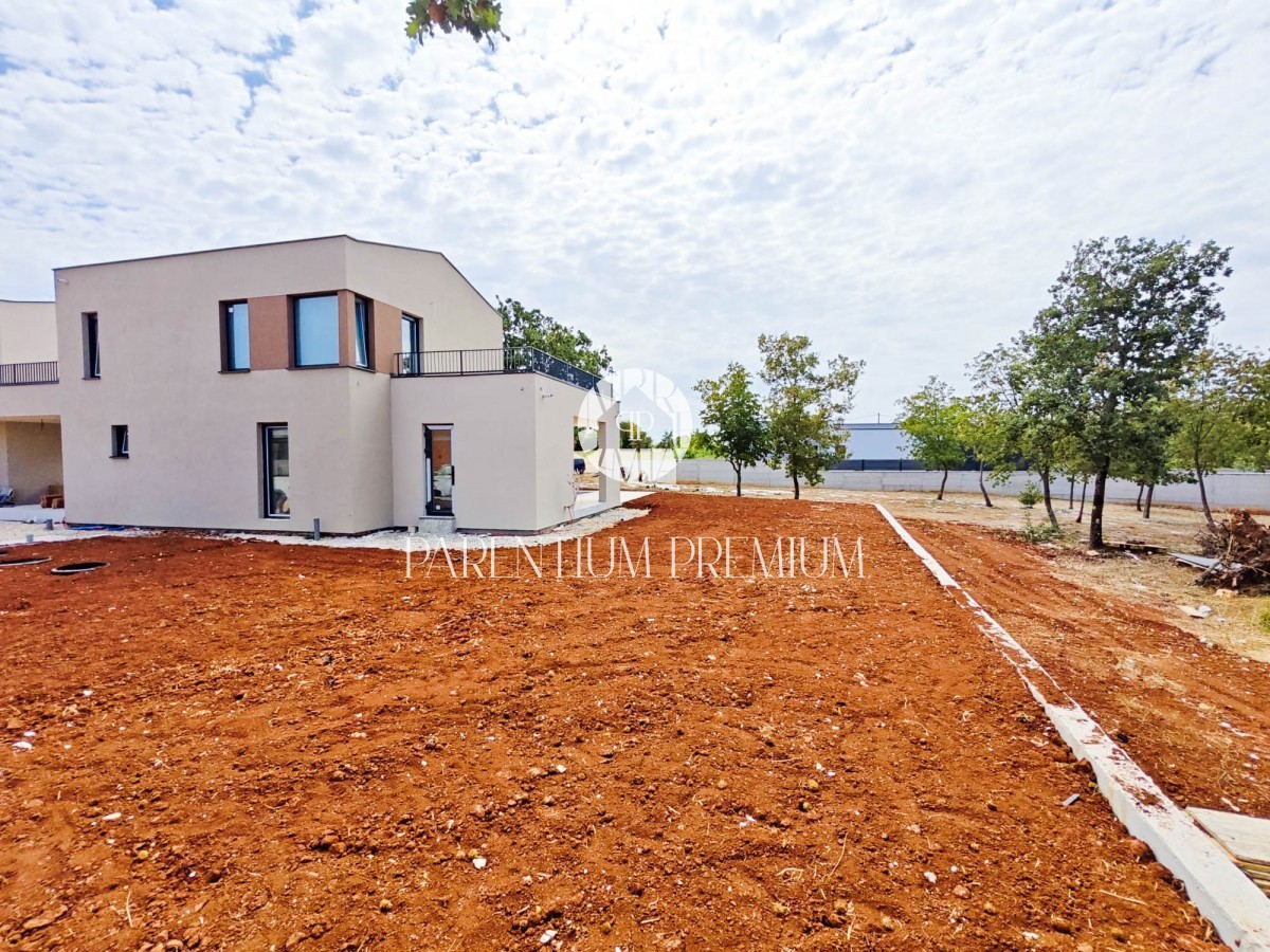 Una moderna casa a basso consumo energetico con piscina attrezzata con mobili di design