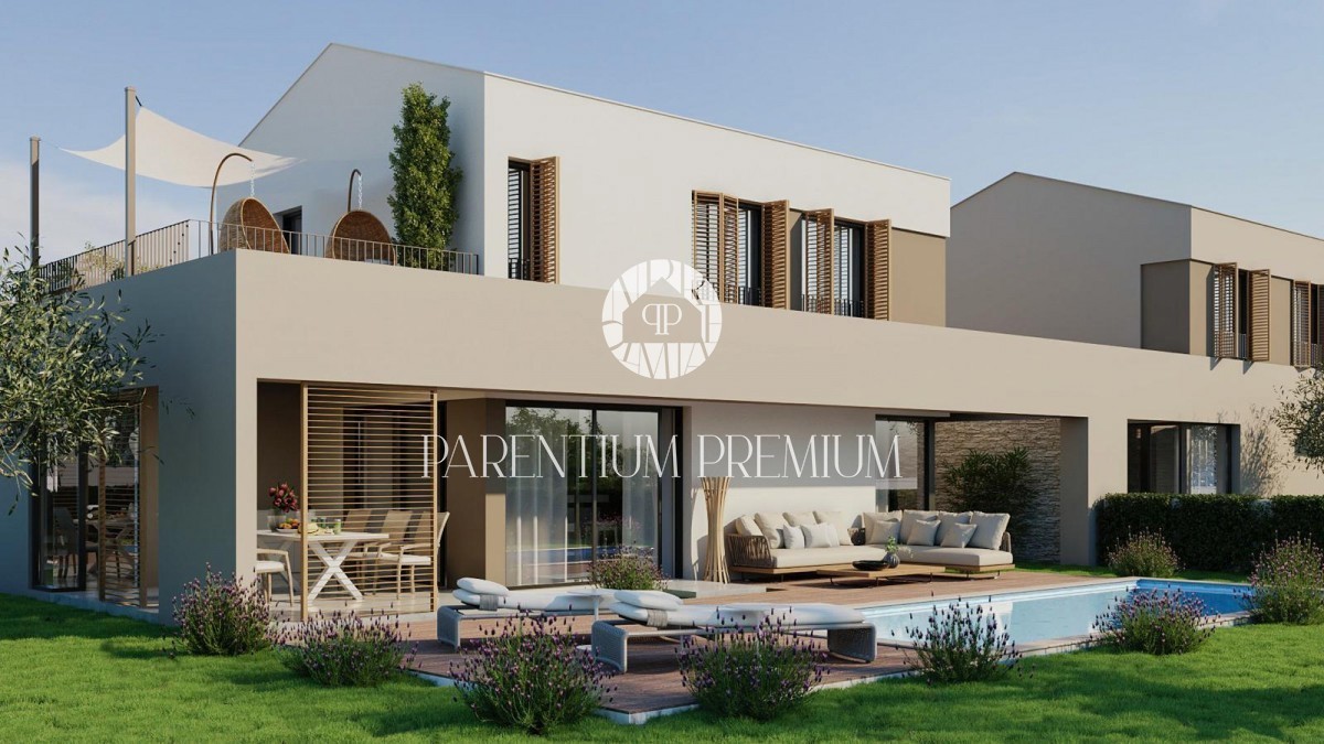 Una moderna casa a basso consumo energetico con piscina attrezzata con mobili di design