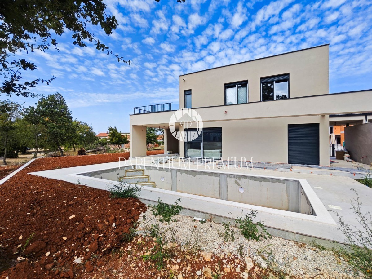 Una moderna casa a basso consumo energetico con piscina attrezzata con mobili di design