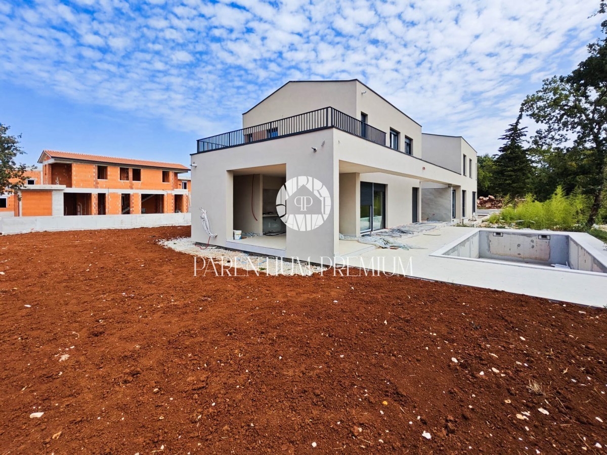 Una moderna casa a basso consumo energetico con piscina attrezzata con mobili di design