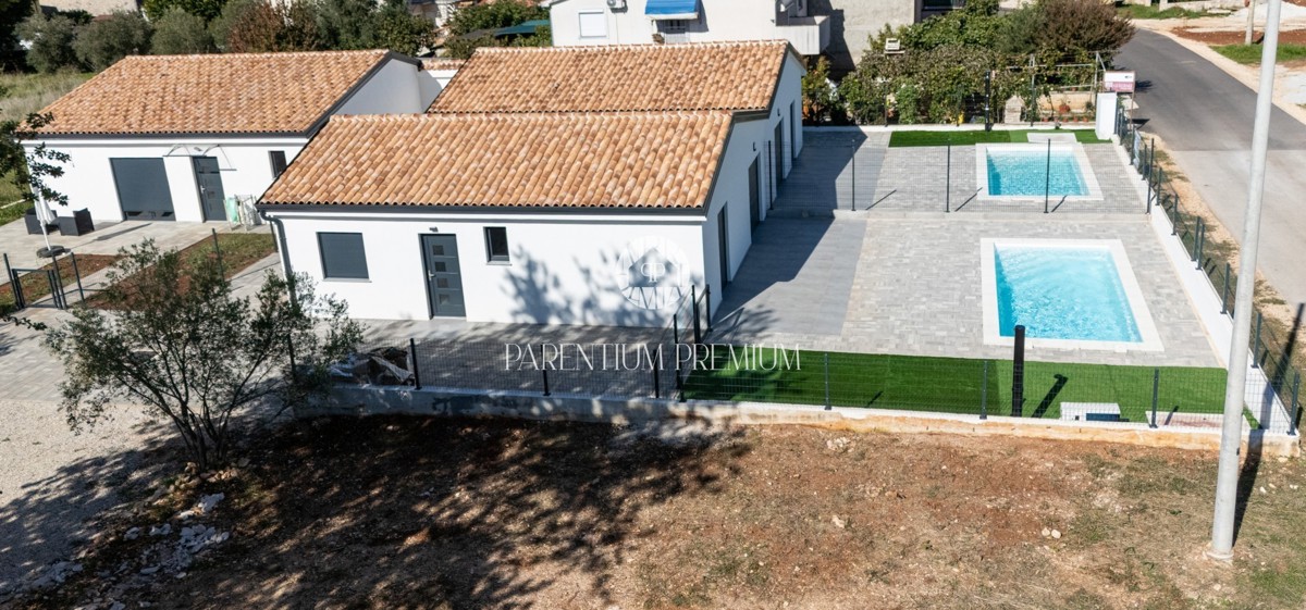 Nuova costruzione – Casa moderna al piano terra con piscina riscaldata e giardino curato