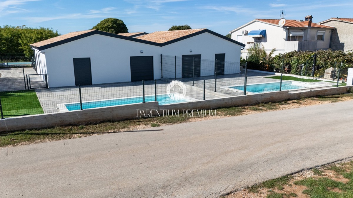 Nuova costruzione – Casa moderna al piano terra con piscina riscaldata e giardino curato