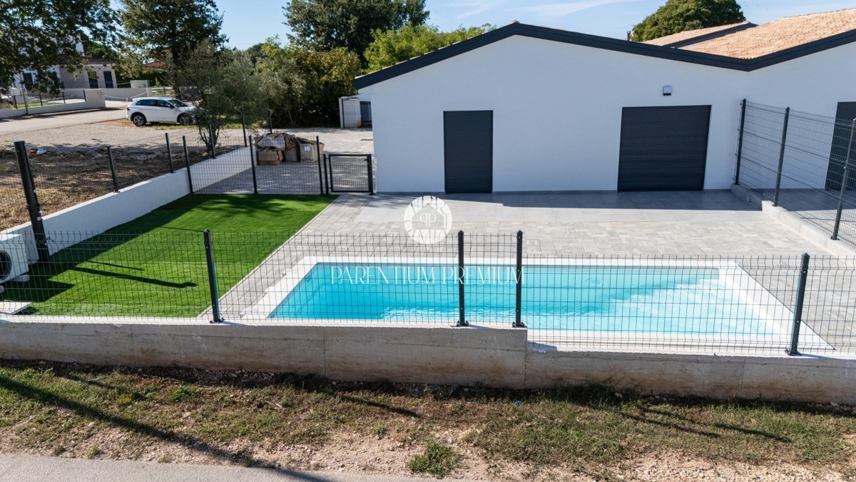 Nuova costruzione – Casa moderna al piano terra con piscina riscaldata e giardino curato