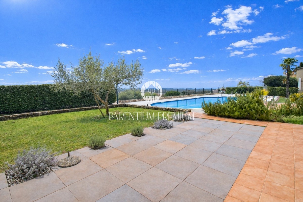 Casa a schiera con splendida vista panoramica sul mare e piscina condominiale