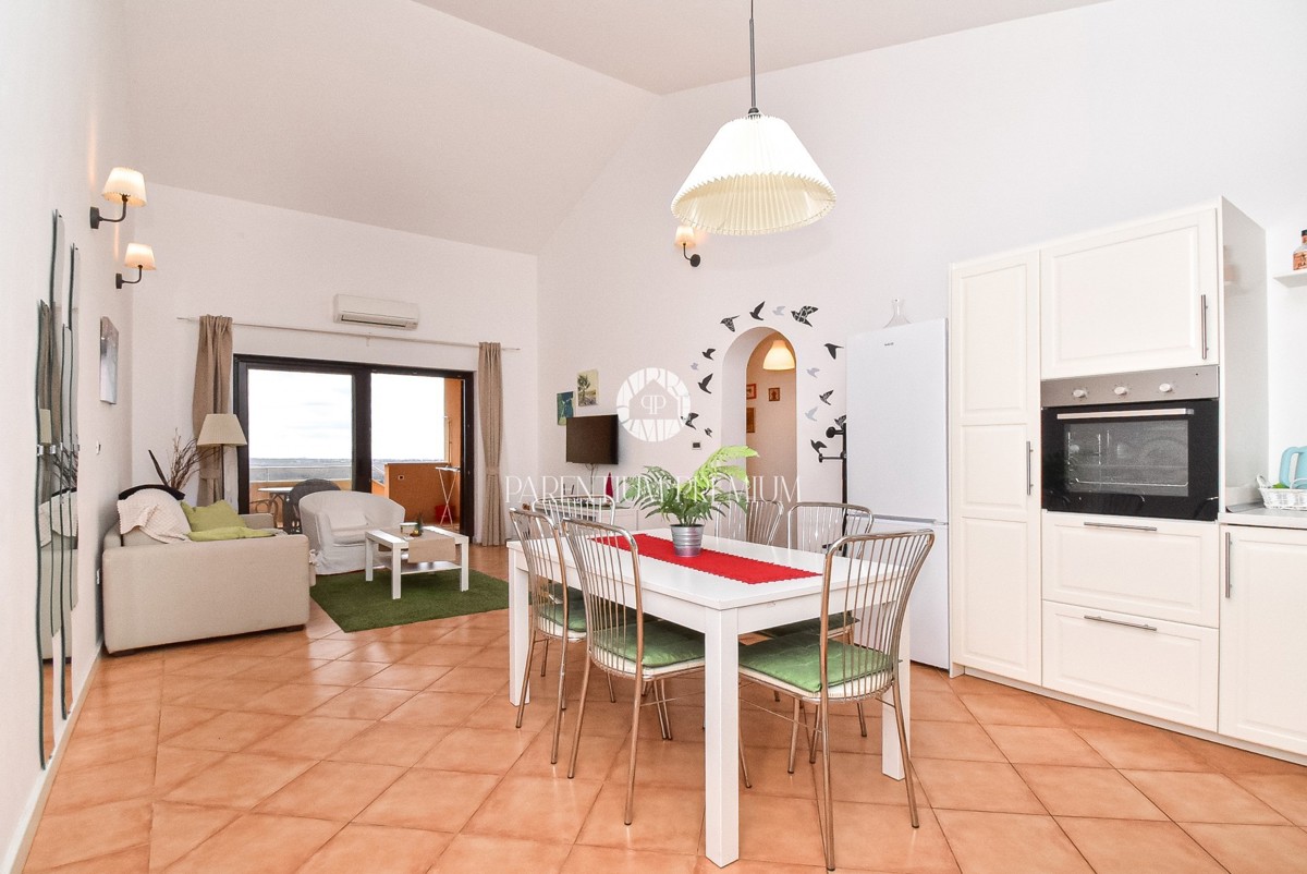 Casa a schiera con splendida vista panoramica sul mare e piscina condominiale