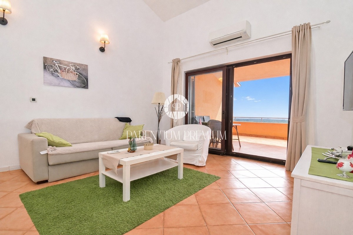 Casa a schiera con splendida vista panoramica sul mare e piscina condominiale