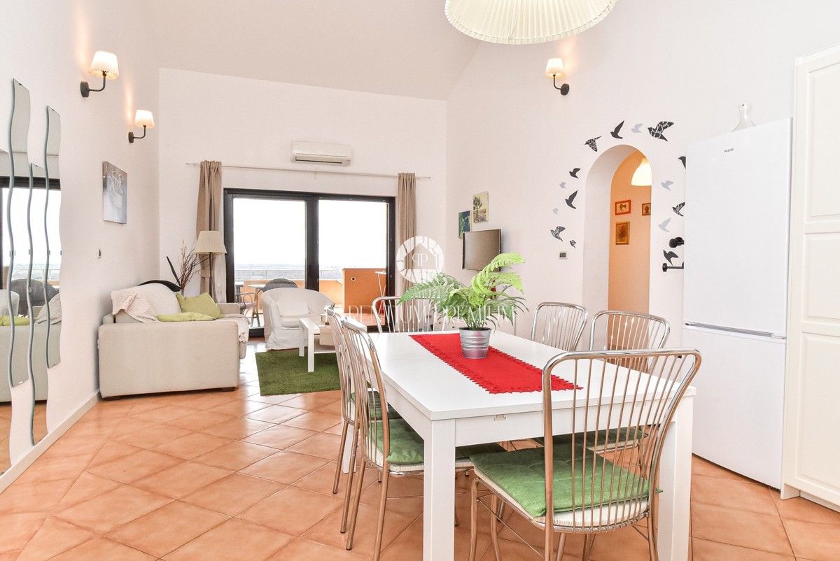 Casa a schiera con splendida vista panoramica sul mare e piscina condominiale