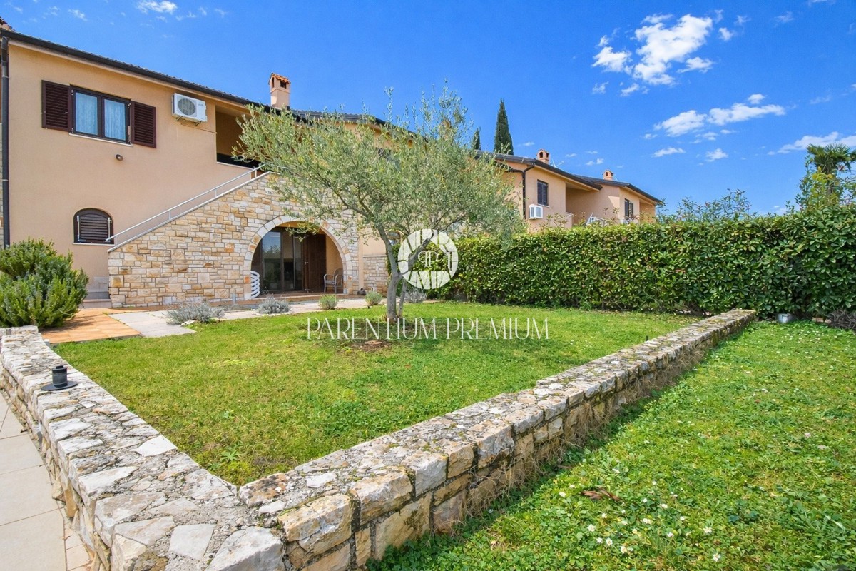 Casa a schiera con splendida vista panoramica sul mare e piscina condominiale