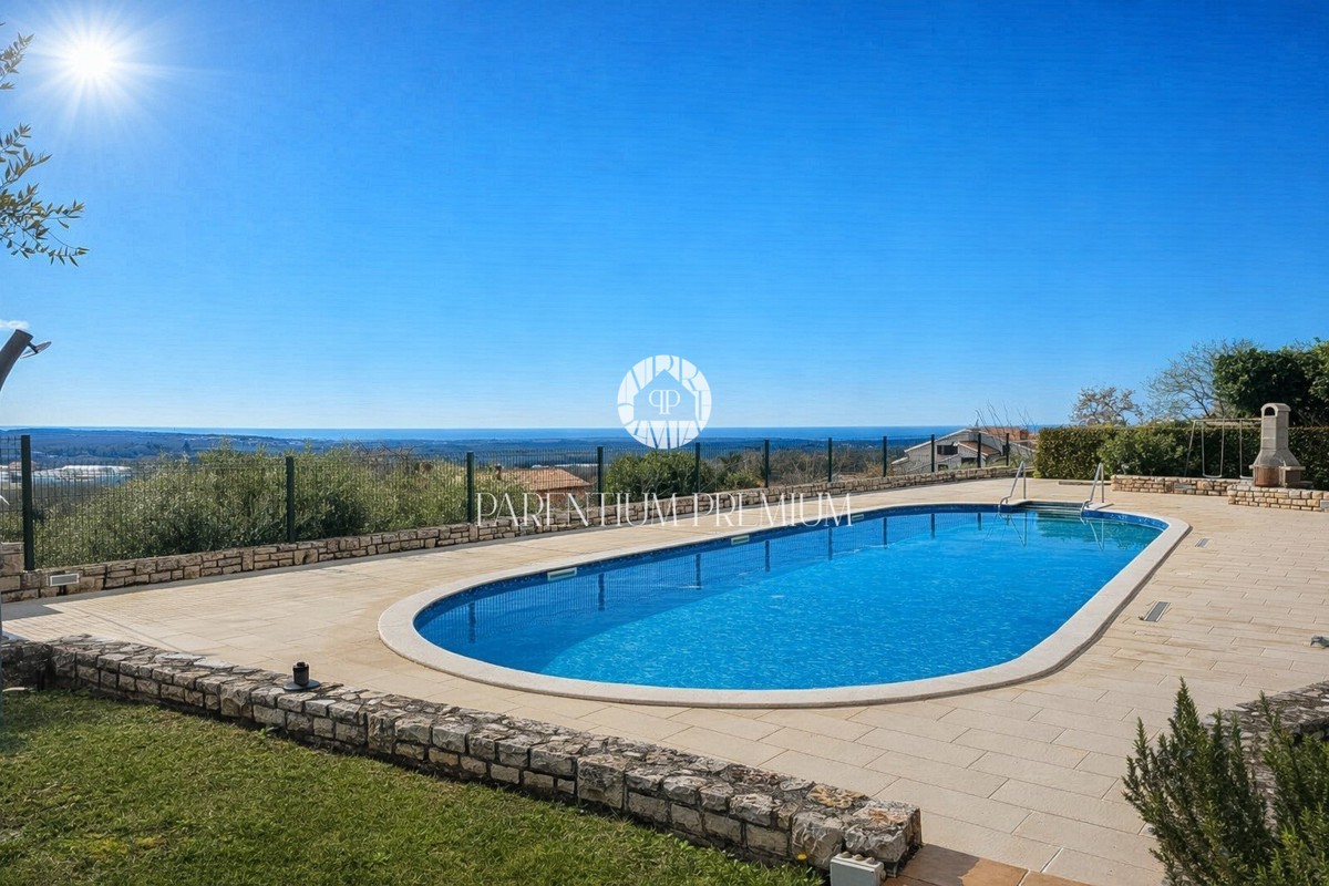 Casa a schiera con splendida vista panoramica sul mare e piscina condominiale