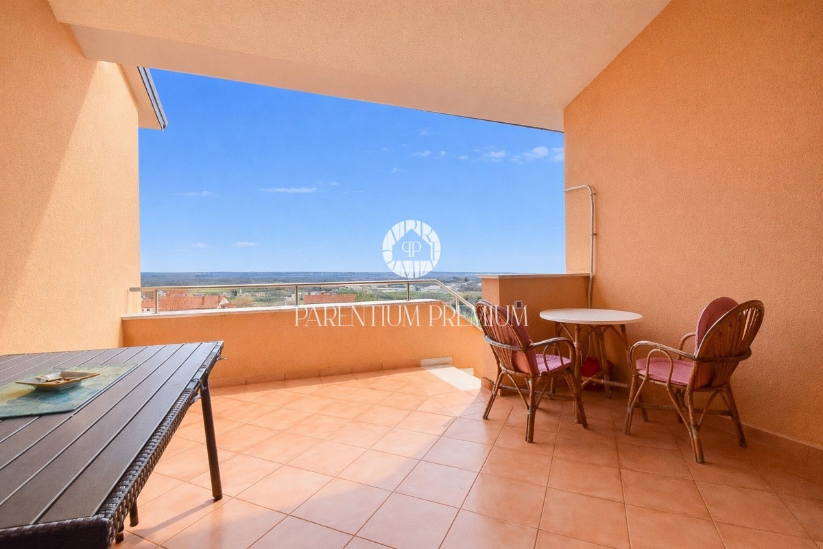Casa a schiera con splendida vista panoramica sul mare e piscina condominiale