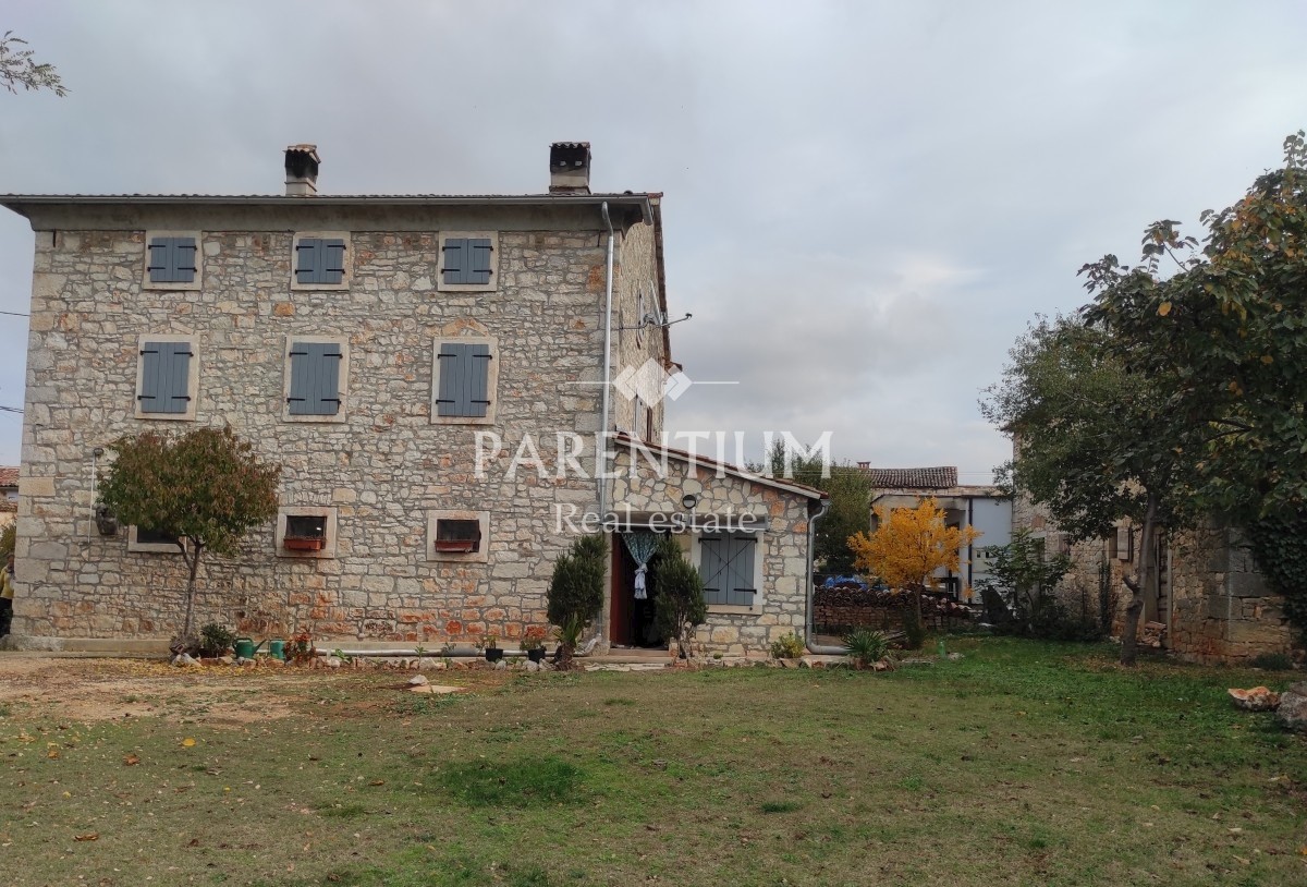 Parenzo, dintorni, casa in pietra con ampio giardino