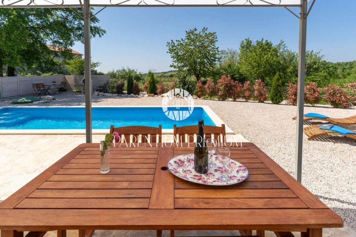 Bella villa in un villaggio tranquillo