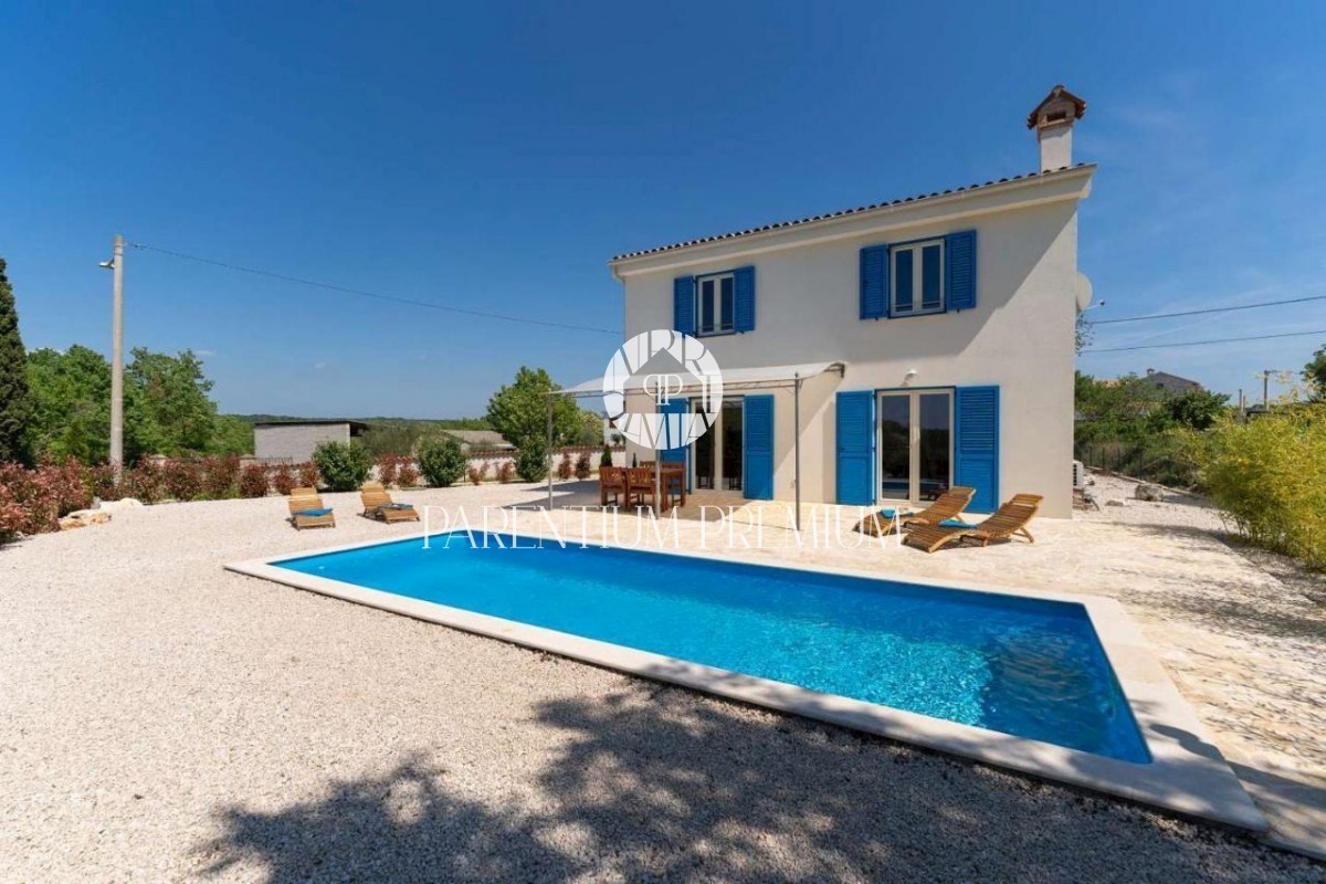 Bella villa in un villaggio tranquillo