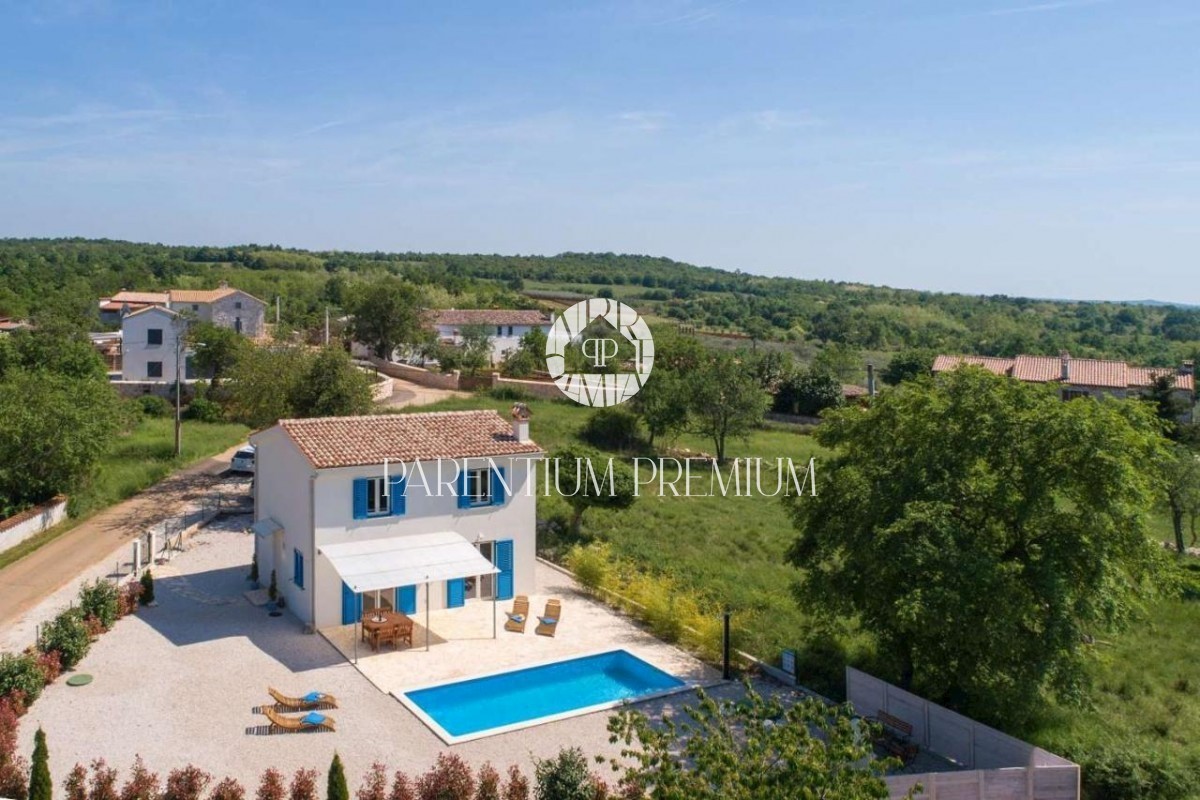Bella villa in un villaggio tranquillo
