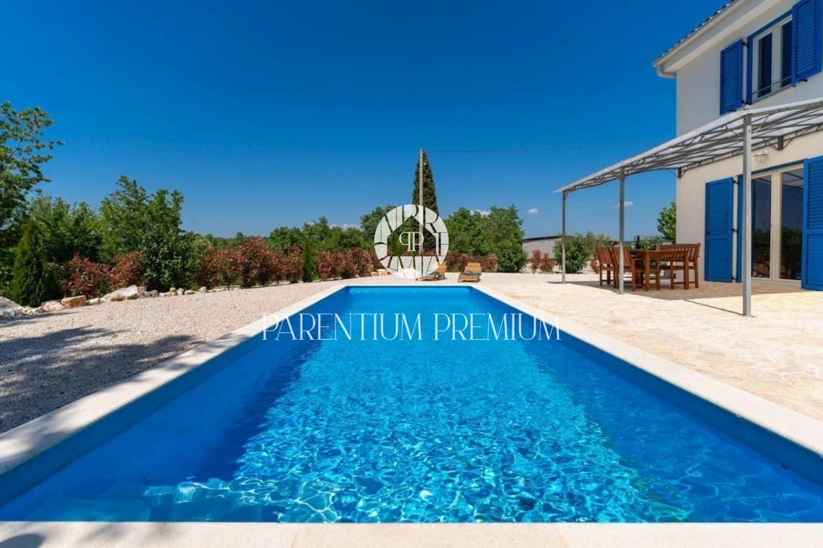 Bella villa in un villaggio tranquillo
