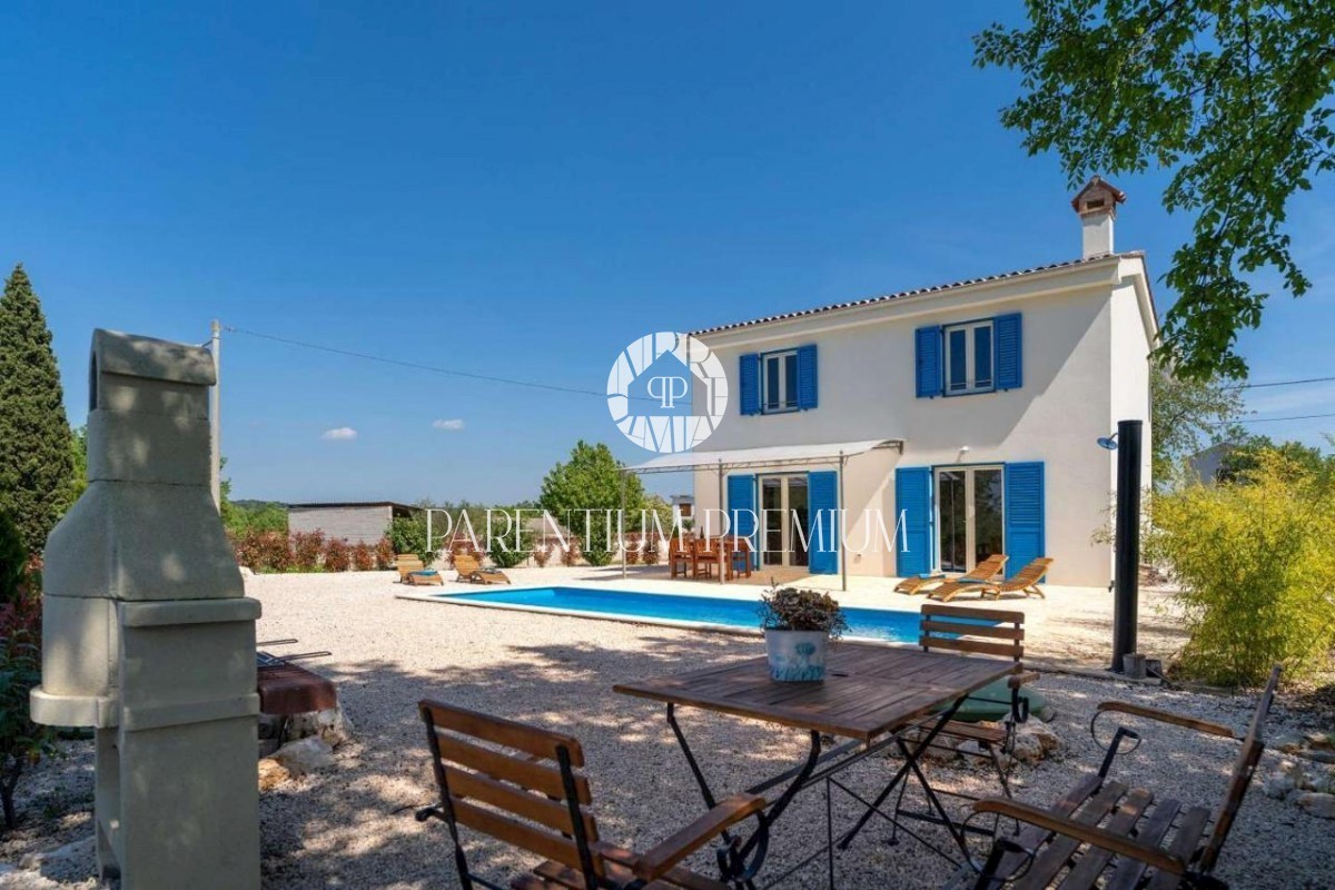 Bella villa in un villaggio tranquillo