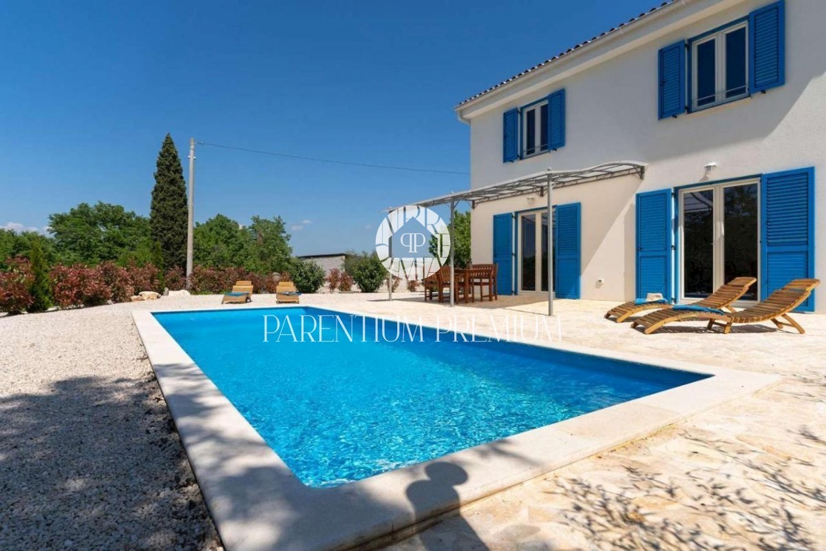 Bella villa in un villaggio tranquillo