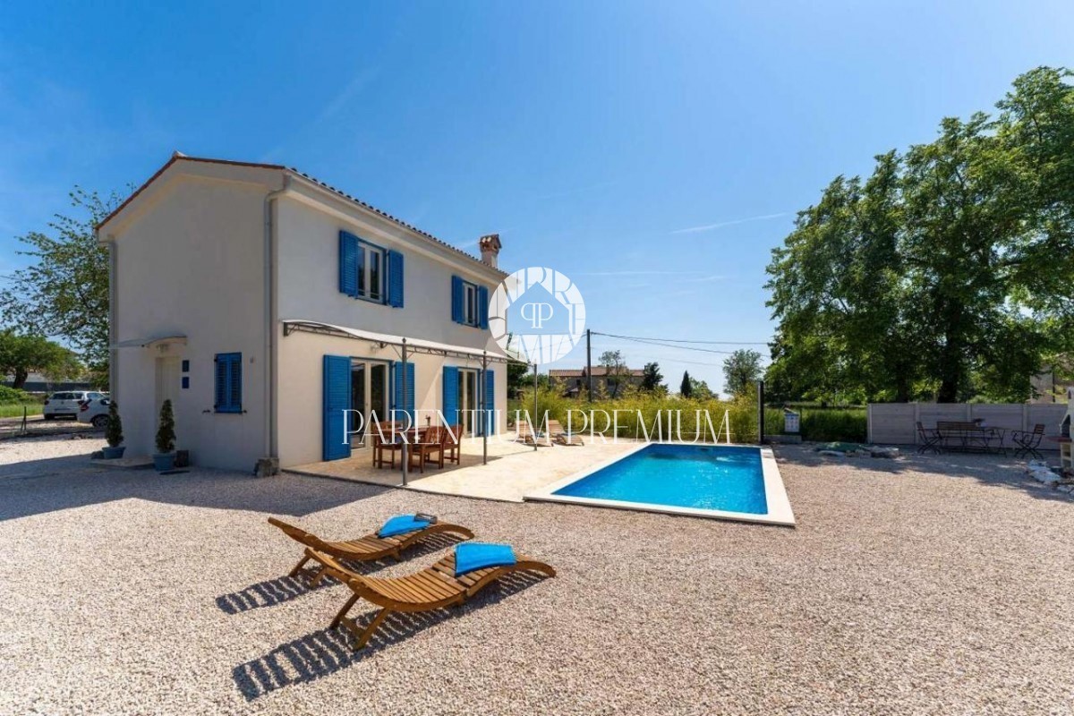 Bella villa in un villaggio tranquillo