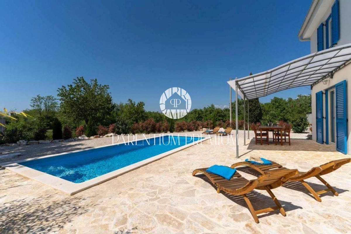 Bella villa in un villaggio tranquillo