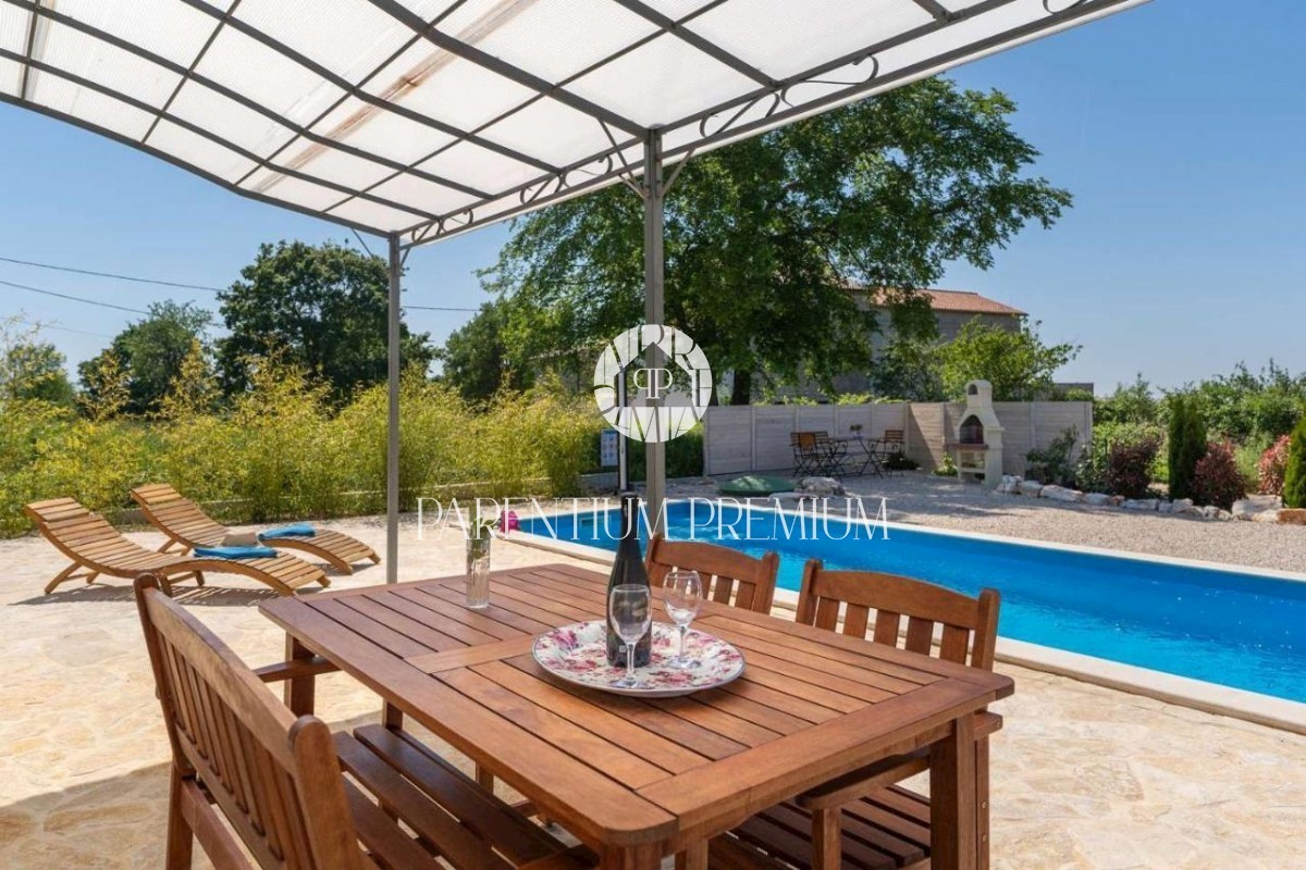 Bella villa in un villaggio tranquillo