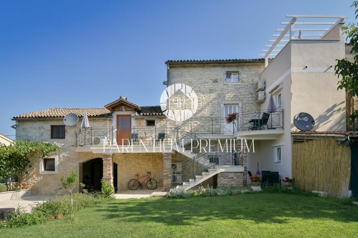 Casa in pietra d'Istria con vista mare e 4 appartamenti di lusso