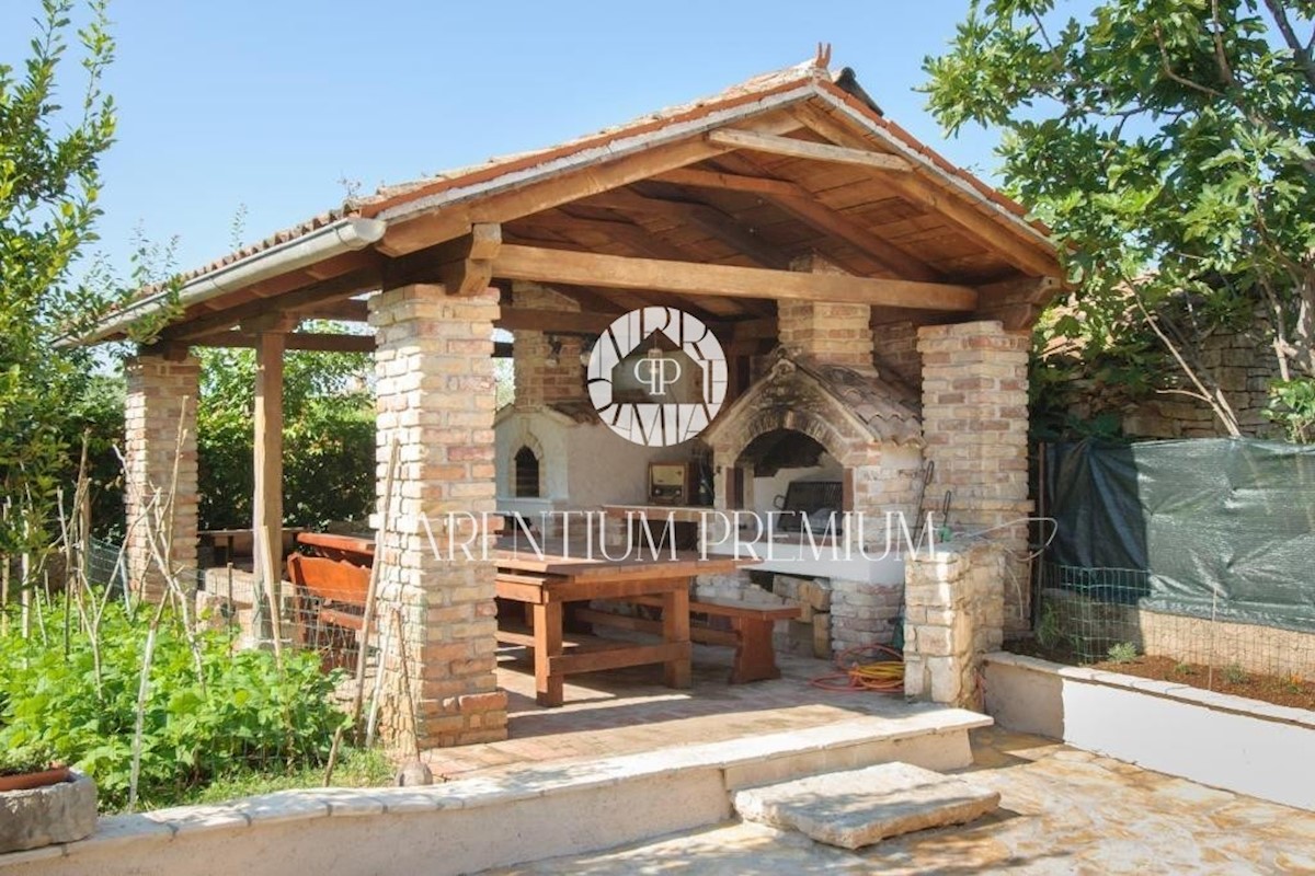 Casa in pietra d'Istria con vista mare e 4 appartamenti di lusso