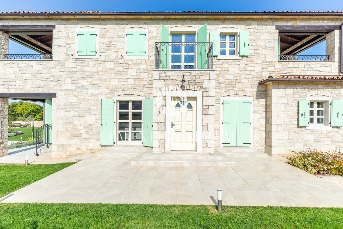 Una villa in pietra con piscina nel tradizionale stile istriano