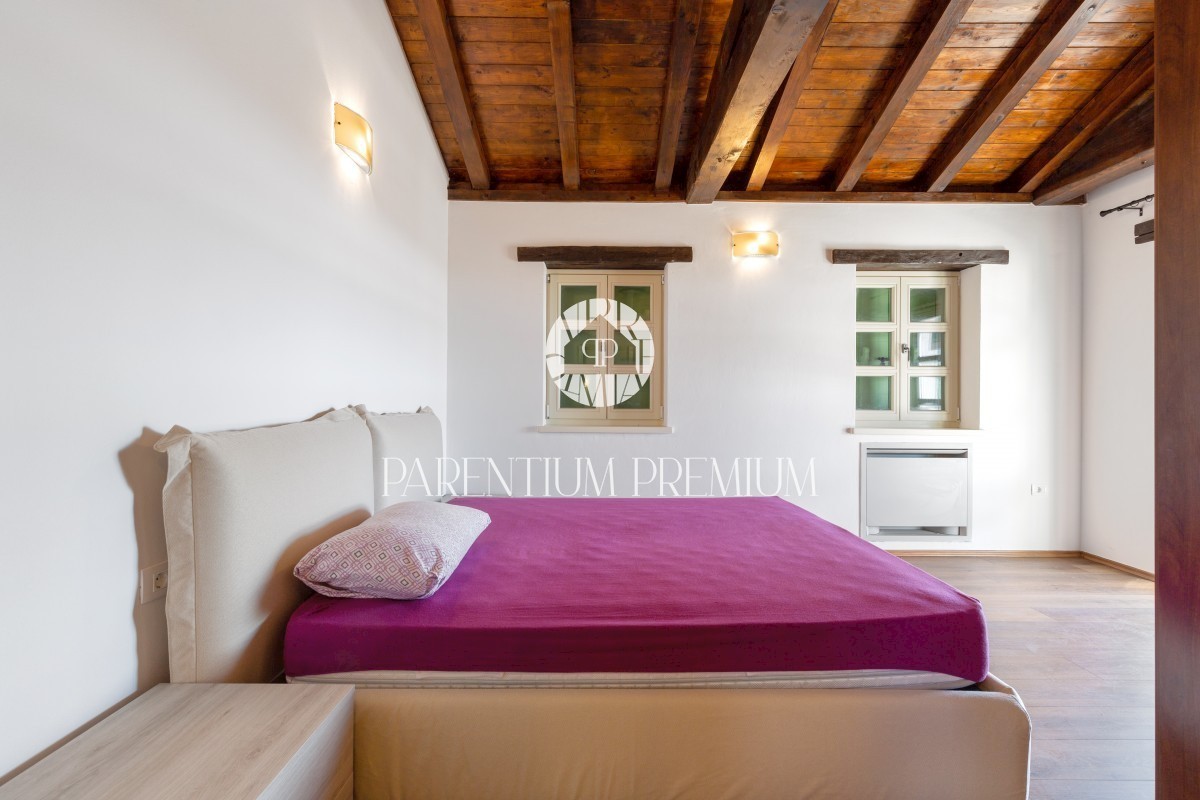 Una villa in pietra con piscina nel tradizionale stile istriano