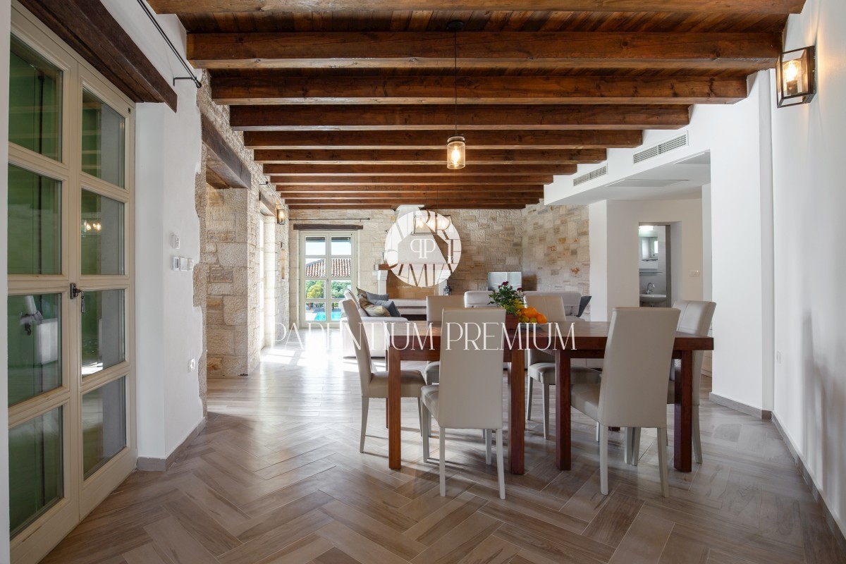 Una villa in pietra con piscina nel tradizionale stile istriano
