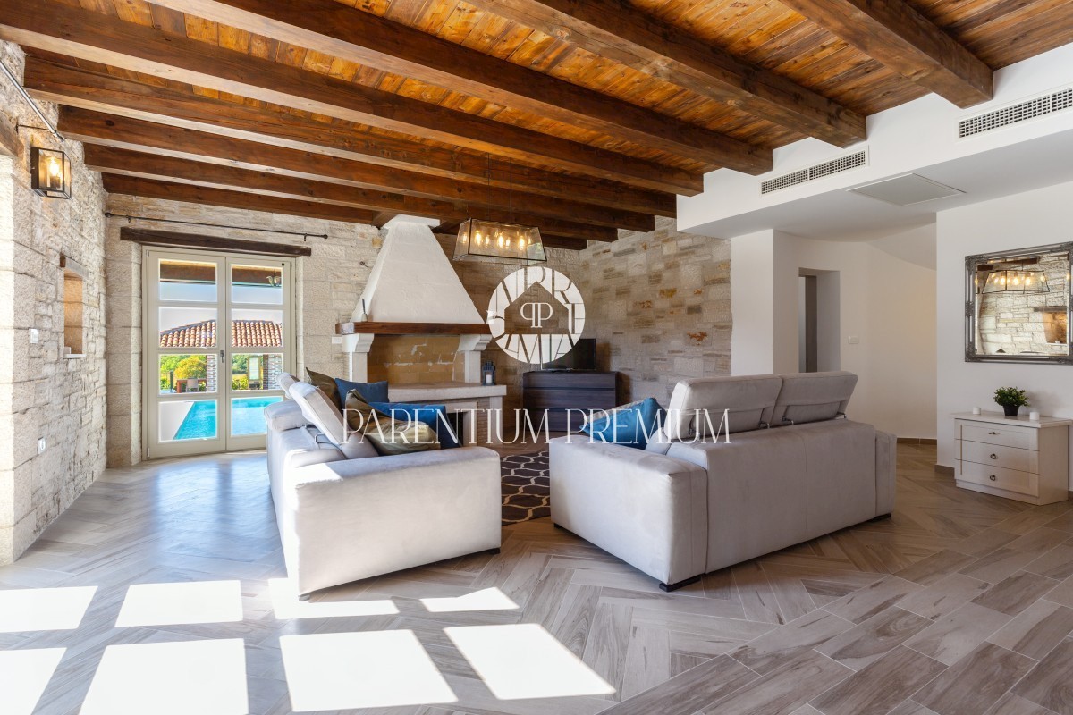 Una villa in pietra con piscina nel tradizionale stile istriano