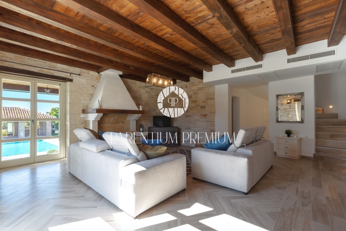Una villa in pietra con piscina nel tradizionale stile istriano