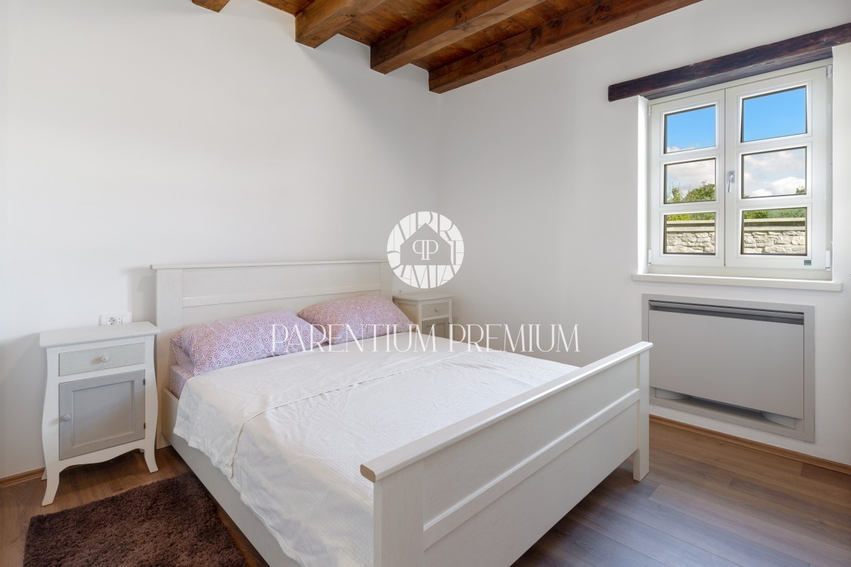 Una villa in pietra con piscina nel tradizionale stile istriano