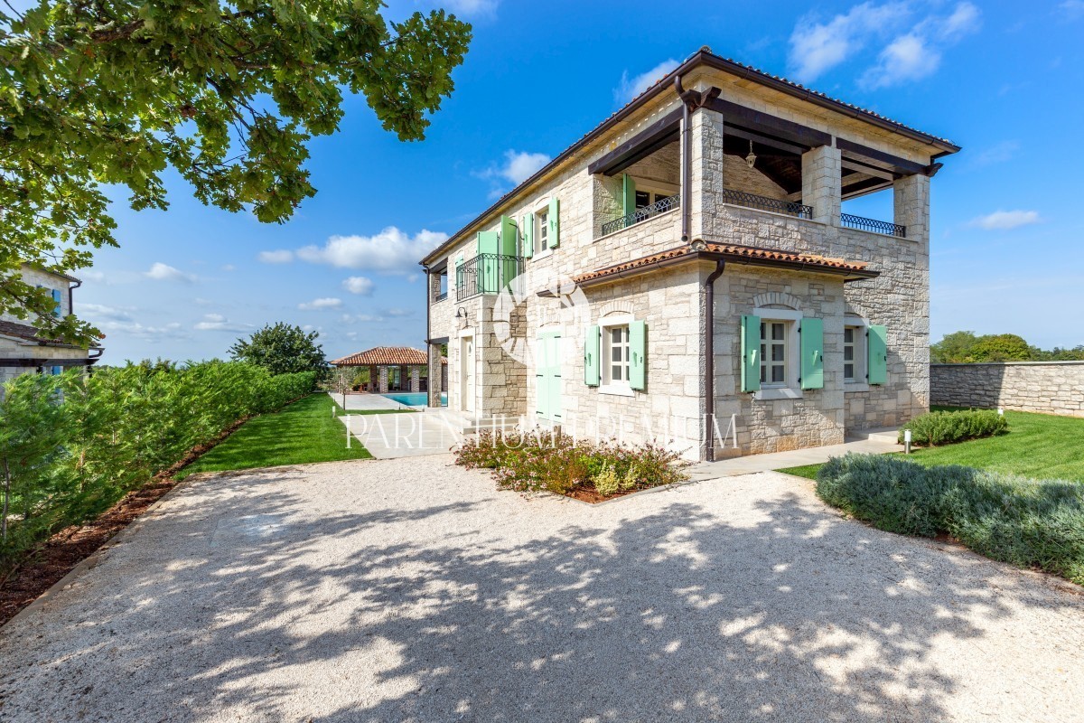 Una villa in pietra con piscina nel tradizionale stile istriano