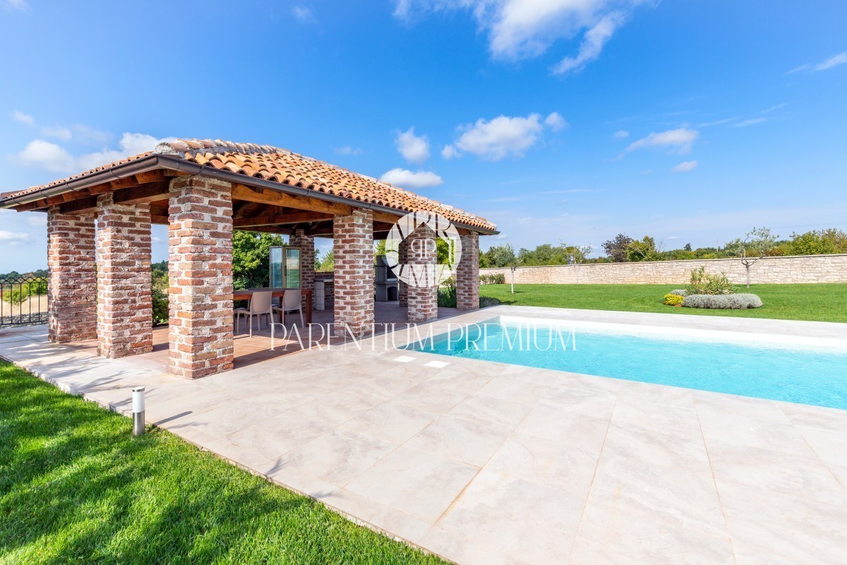 Una villa in pietra con piscina nel tradizionale stile istriano