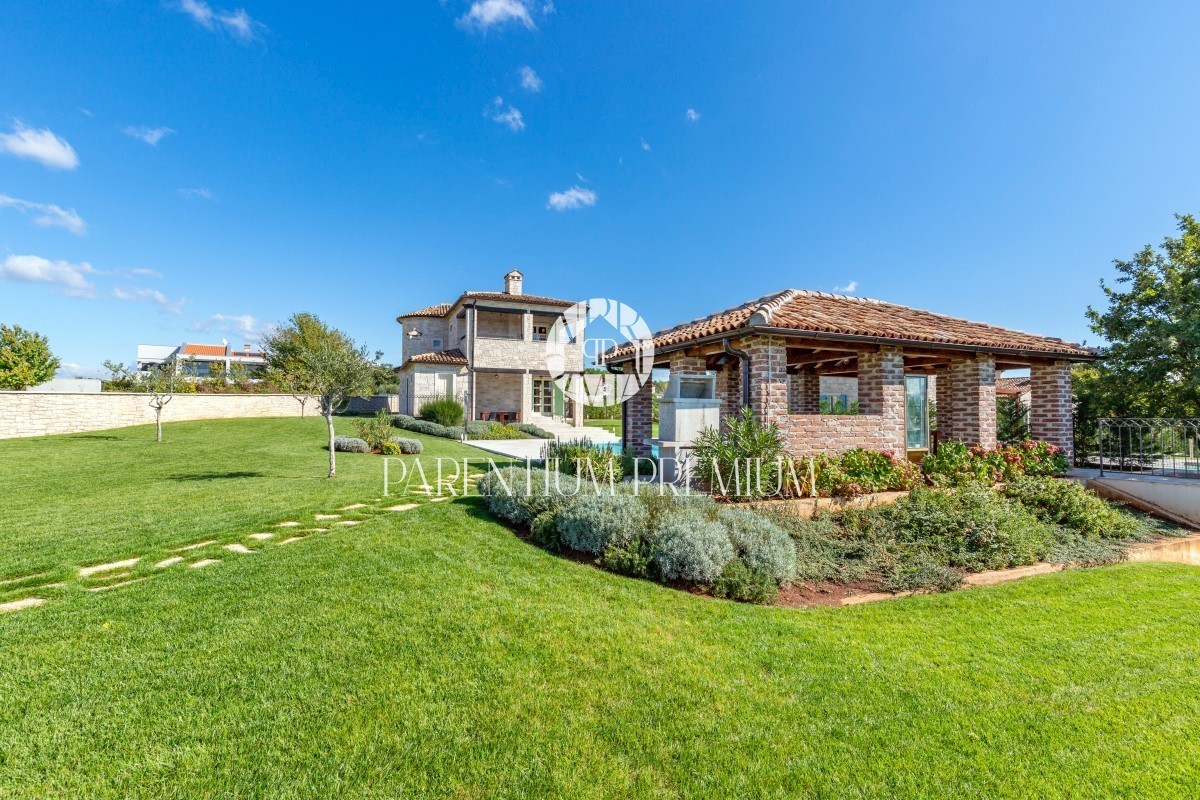 Una villa in pietra con piscina nel tradizionale stile istriano