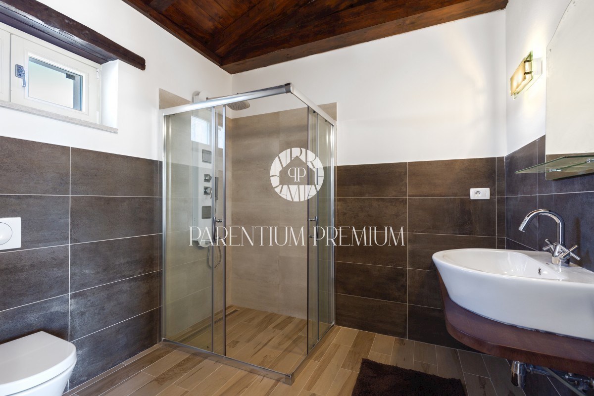Una villa in pietra con piscina nel tradizionale stile istriano